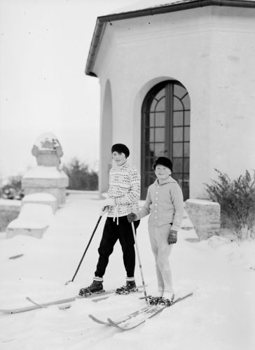 Ilse und Luise Charlotte beim Skifahren
